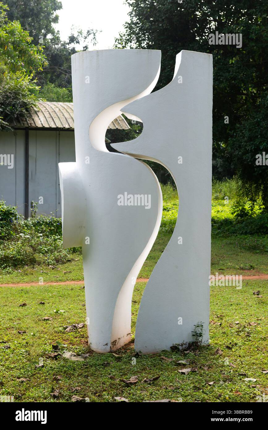 Auroville, Indien – Januar 2024 – Roger Anger’s Skulptur wurde 2009 nach der Maquette des Künstlers in den 90er Jahren realisiert. Stadthalle Stockfoto