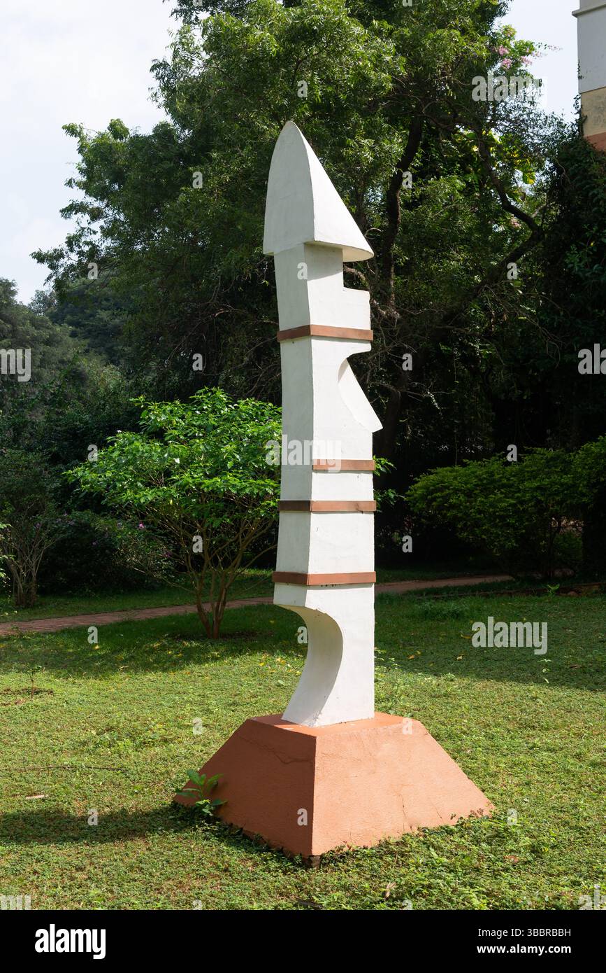 Auroville, Indien – Januar 2024 – Roger Anger’s Skulptur wurde 2009 nach der Maquette des Künstlers in den 90er Jahren realisiert. Stadthalle Stockfoto