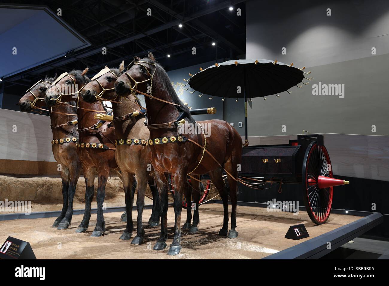 Rekonstruktion des Wagens, der aus dem Haihunhou-Grab im Nanchang Relic Museum für das Fürstentum Haihun der Han-Dynastie, China, ausgegraben wurde Stockfoto