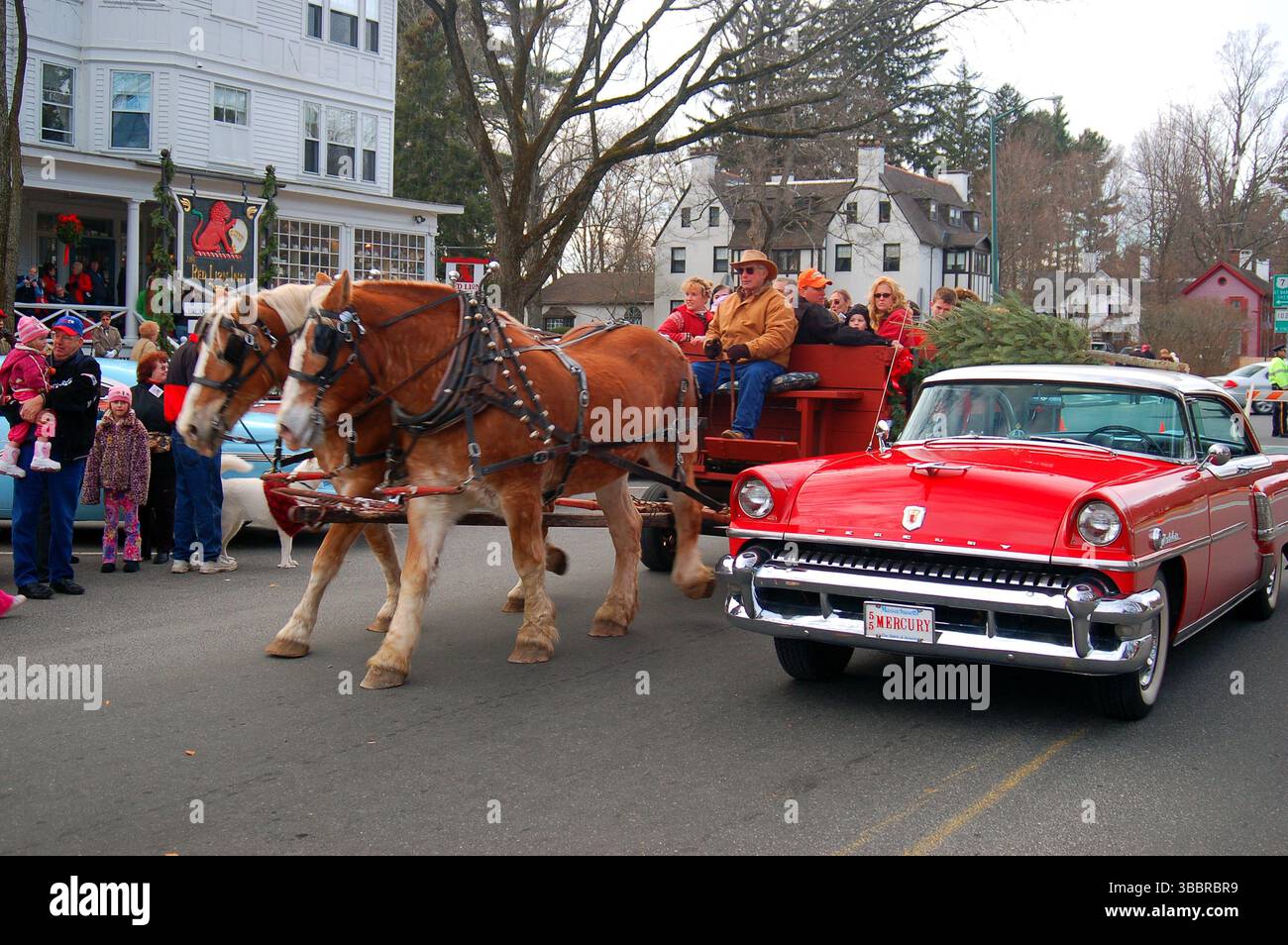 Bei einer Pferderoute kommt ein Oldtimer bei einem Holiday Festival in Stockbridge, Massachusetts, vorbei Stockfoto
