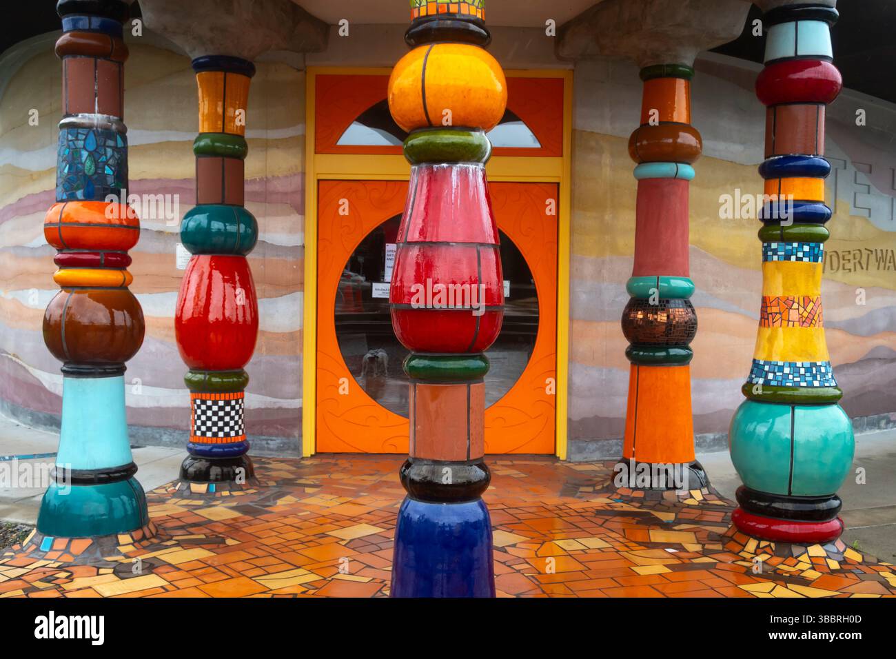 Eintritt zur Hundertwasser Designd Public Library in Kawakawa, Bay of Islands, Nordinsel, Neuseeland Stockfoto