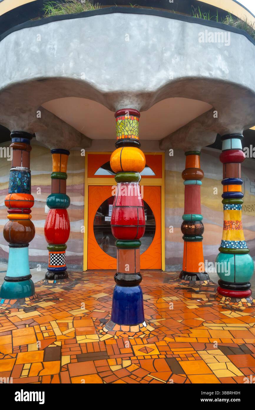 Eintritt zur Hundertwasser Designd Public Library in Kawakawa, Bay of Islands, Nordinsel, Neuseeland Stockfoto