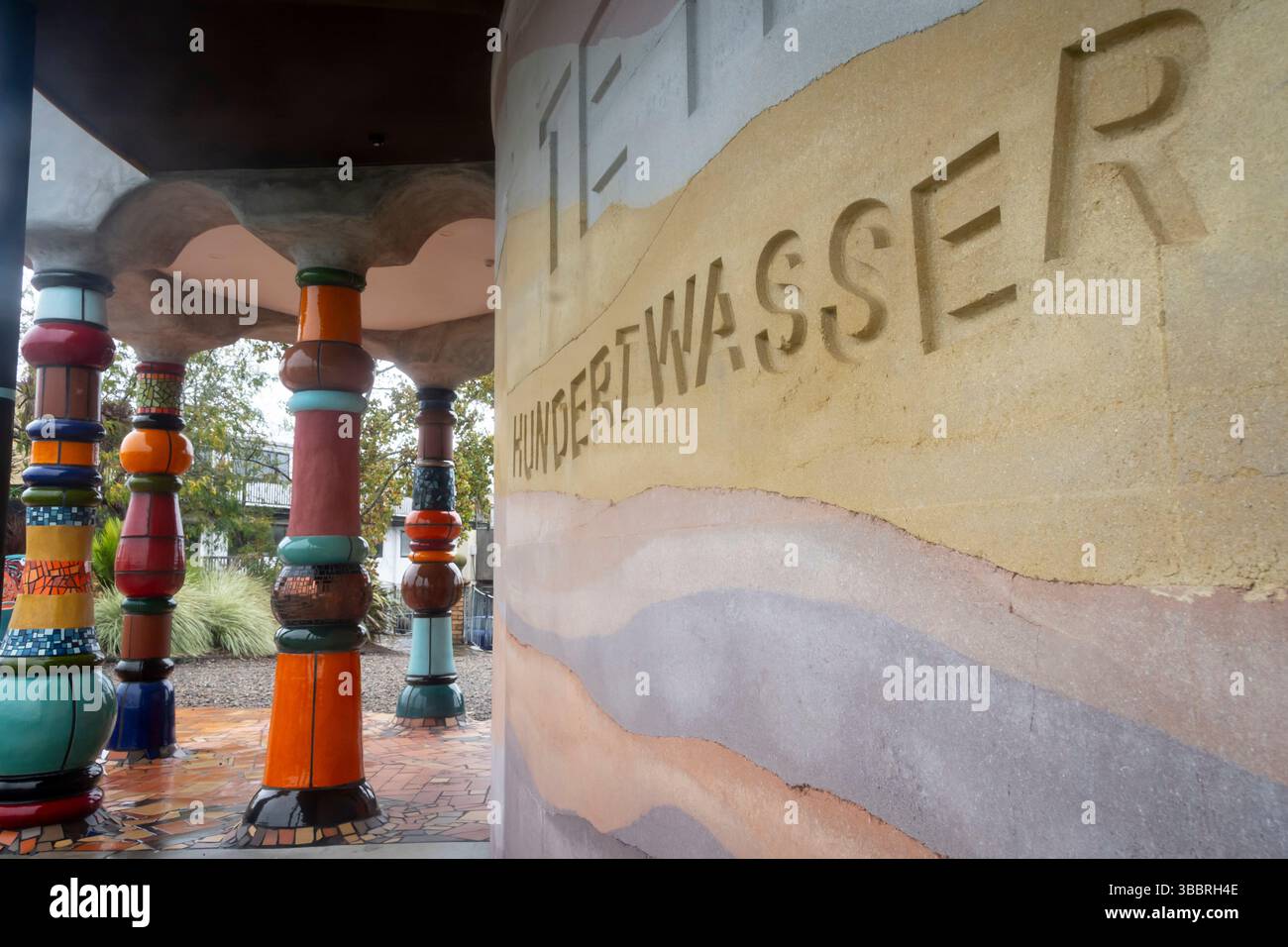 Hundertwasser ist eine öffentliche Bibliothek in Kawakawa, Bay of Islands, Nordinsel, Neuseeland Stockfoto