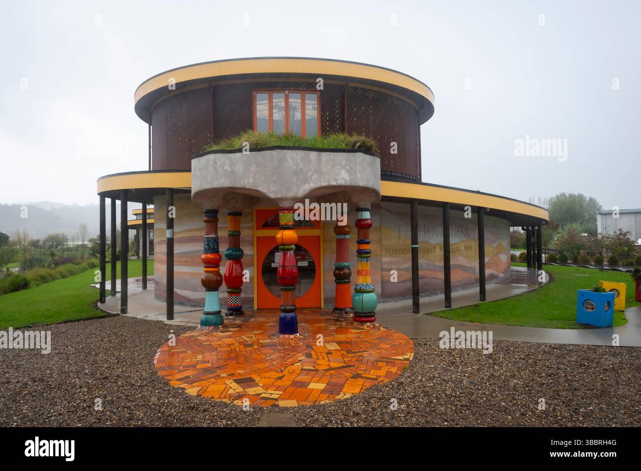 Hundertwasser ist eine öffentliche Bibliothek in Kawakawa, Bay of Islands, Nordinsel, Neuseeland Stockfoto