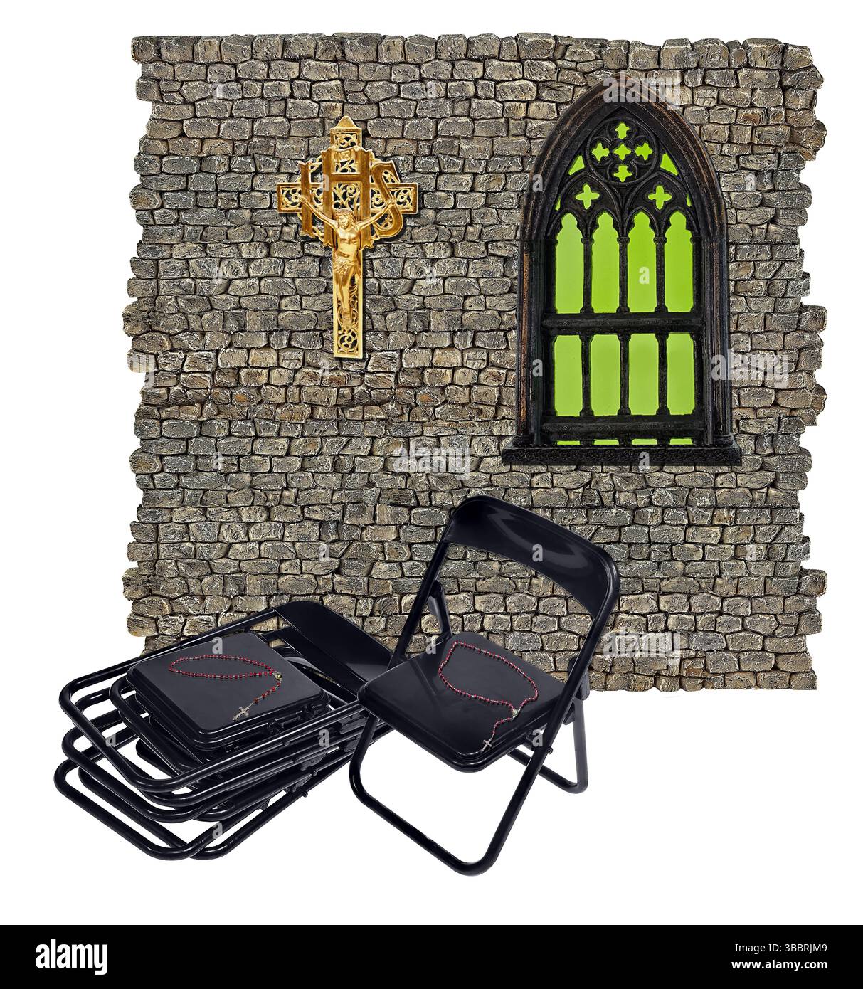 Rosarys auf Klappstühlen in einer Kirche mit einem grünen Buntglasfenster und einem Kruzifix an der Wand Stockfoto