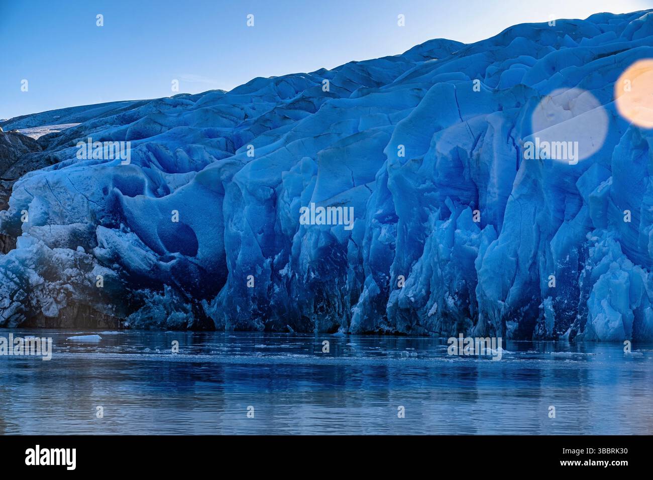 Obwohl Glacier Grey einer der kleinsten einzelnen Gletscher in Südpatagonien ist, ist seine blendende Farbe, die einem Edelstein ähnelt, leicht zu sehen Stockfoto