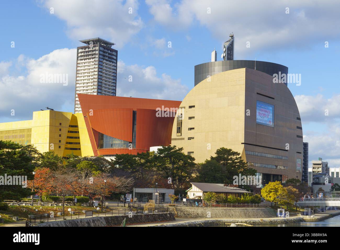 Riverwalk Kitakyushu ist ein berühmtes Einkaufszentrum mit geometrischen Formen in der Nähe des Flusses Murasaki und Kokura Stockfoto