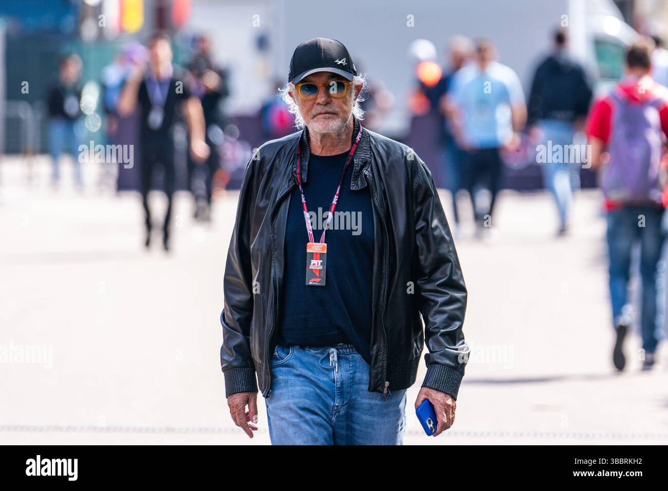 Imola, Italien. Mai 2025. Der italienische Teamchef des BWT Alpine F1 Teams, Flavio Briatore, wurde vor dem ersten freien Training der Formel 1 Made in Italy und dem Grand Prix von Emilia Romagna beim Autodromo Enzo e Dino Ferrari in Imola im Fahrerlager gesehen. (Foto: Luca Martini/SOPA Images/SIPA USA) Credit: SIPA USA/Alamy Live News Stockfoto