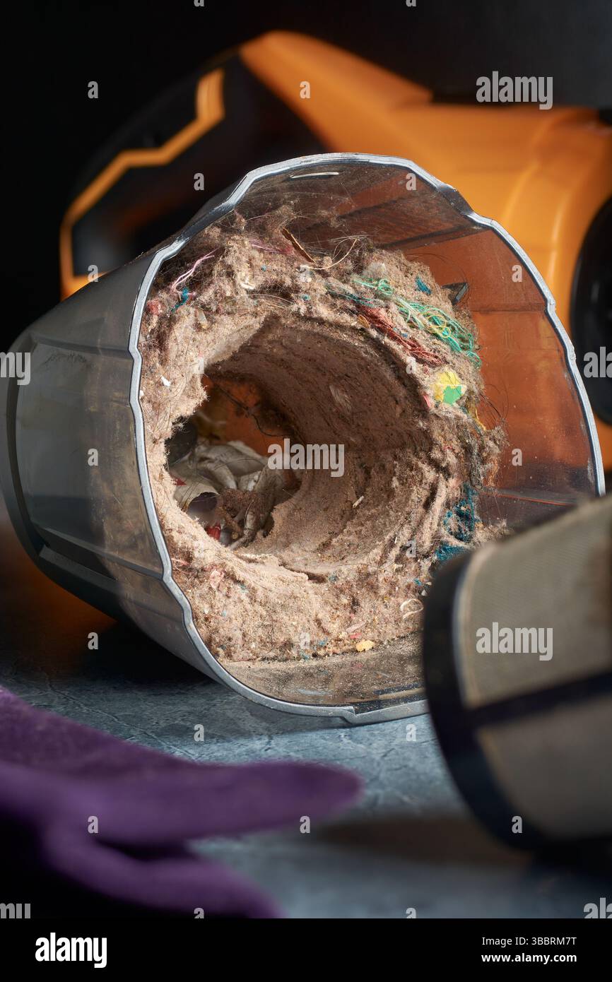 Im Staubsauger gesammelte und verstopfte Schmutz, Fasern und Ablagerungen, die ohne Reinigung oder Austausch verwendet werden, was zu schweren Verstopfungen führen kann, Wartung des Haushalts Stockfoto