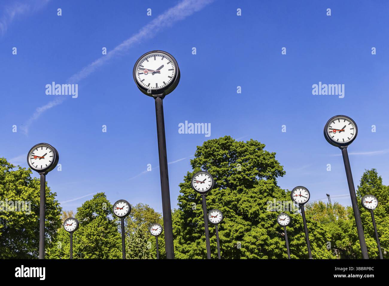 Zeitfeld-Artwork, 24 synchronisierte Senderuhren im Volksgarten zeigen die Zeit an. Der Künstler Klaus Rinke. Stadtblick auf Düsseldorf, Nordrhein-Westpha Stockfoto