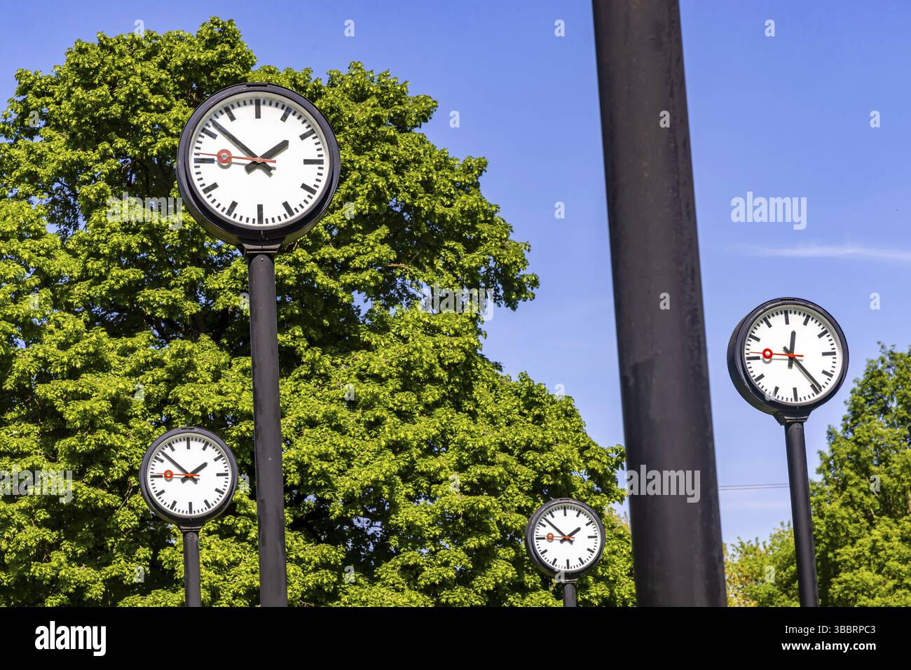 Zeitfeld-Artwork, 24 synchronisierte Senderuhren im Volksgarten zeigen die Zeit an. Der Künstler Klaus Rinke. Stadtblick auf Düsseldorf, Nordrhein-Westpha Stockfoto