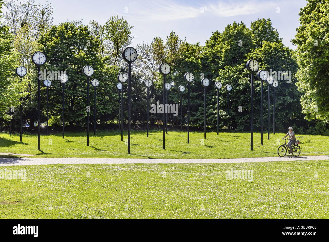 Zeitfeld-Artwork, 24 synchronisierte Senderuhren im Volksgarten zeigen die Zeit an. Der Künstler Klaus Rinke. Stadtblick auf Düsseldorf, Nordrhein-Westpha Stockfoto