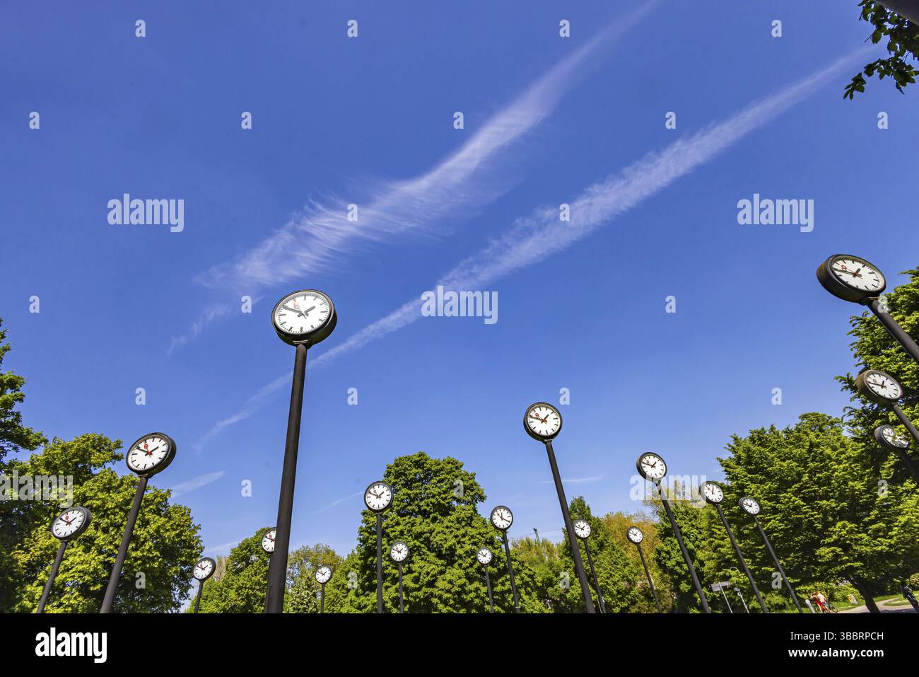 Zeitfeld-Artwork, 24 synchronisierte Senderuhren im Volksgarten zeigen die Zeit an. Der Künstler Klaus Rinke. Stadtblick auf Düsseldorf, Nordrhein-Westpha Stockfoto