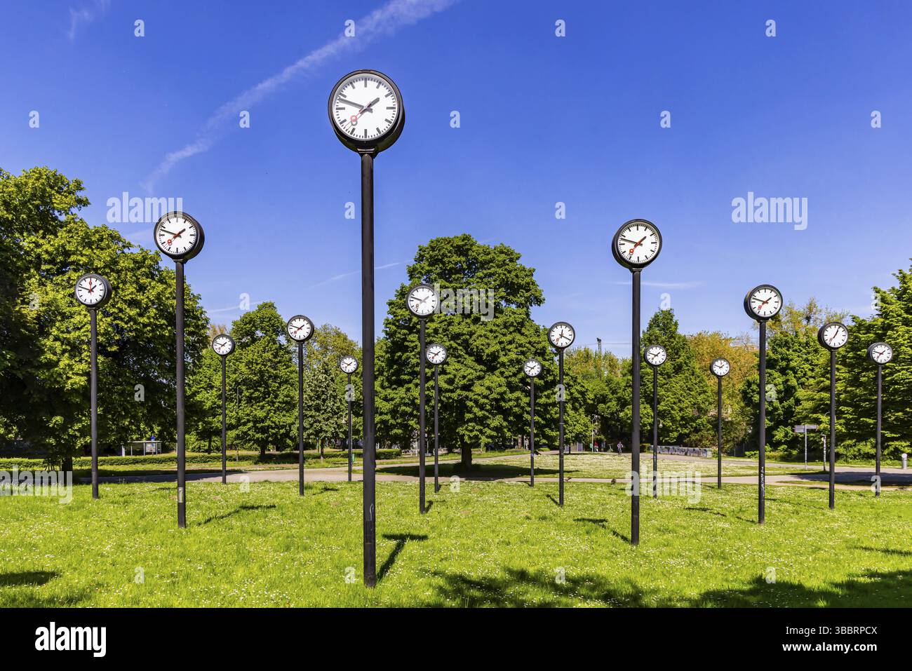 Zeitfeld-Artwork, 24 synchronisierte Senderuhren im Volksgarten zeigen die Zeit an. Der Künstler Klaus Rinke. Stadtblick auf Düsseldorf, Nordrhein-Westpha Stockfoto