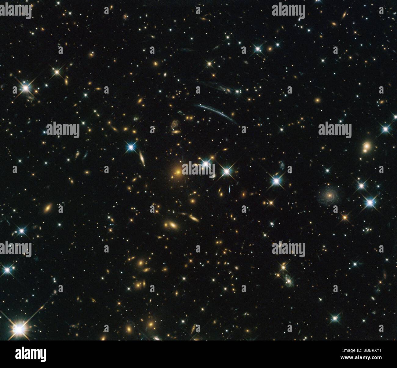 Dieses Bild des NASA/ESA Hubble Weltraumteleskops zeigt den Galaxienhaufen PLCK G004.5-19.5. Es wurde vom ESA-Planck-Satelliten entdeckt Stockfoto