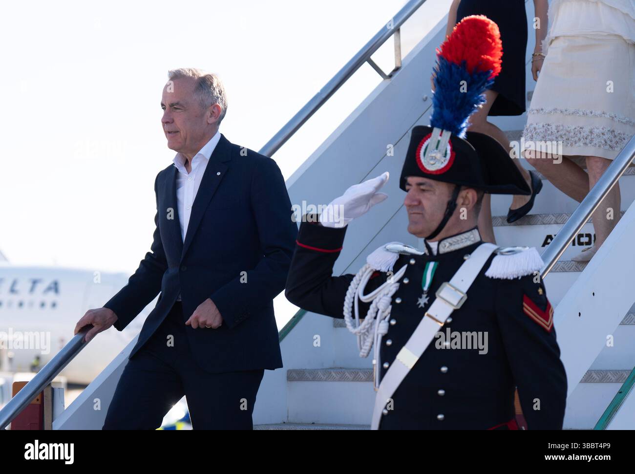 Rom, Italien. Mai 2025. Premierminister Mark Carney steigt am Samstag, den 17. Mai 2025 in Rom aus. Quelle: The Canadian Press/Alamy Live News Stockfoto
