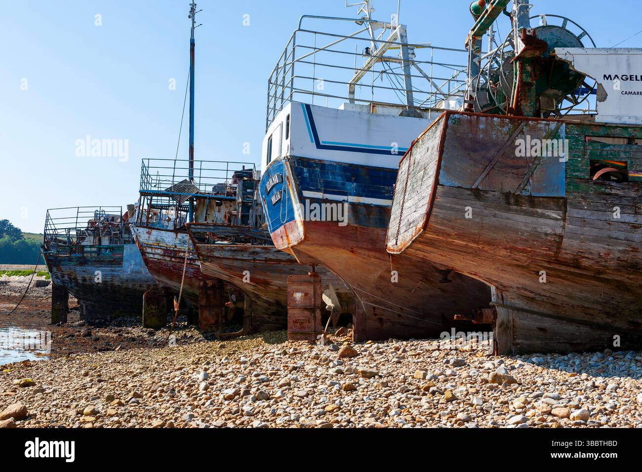 Camaret-sur-Mer, Finistère, Bretagne, Frankreich: Eine Linie von Fischerbooten am Strand und verlassenen Fischerbooten in Le Cimetière de Bateaux (Bootsfriedhof) Stockfoto