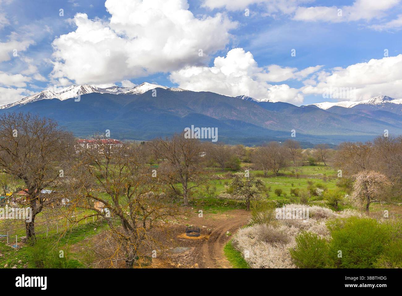 Bansko, Bulgarien Frühlingswälder und Pirin Schnee Sonnenuntergang Berggipfel, Panorama des bulgarischen Ganzjahresresorts Stockfoto