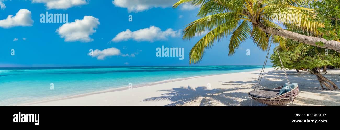 Sonniger Panoramastrand Schaukel Hängematte romantische Liebe idyllische tropische Szene mit ruhigem Meereshimmel helles warmes Sonnenlicht friedliche ruhige Urlaubsstimmung Stockfoto