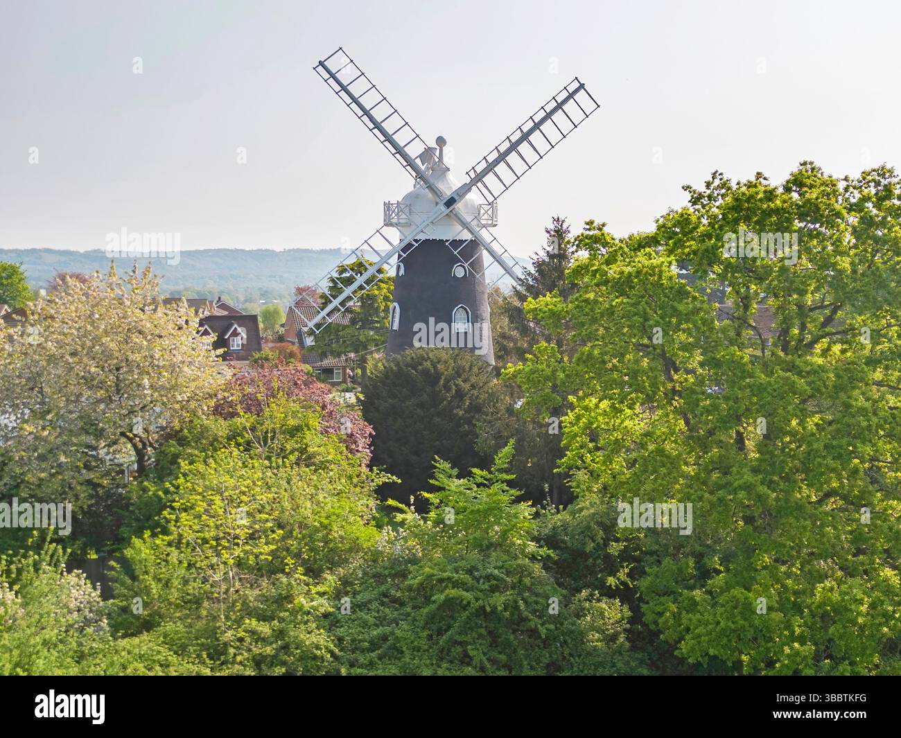 Aus der Vogelperspektive der wray Common Mill, einer denkmalgeschützten Turmmmühle des Grades 2, die jetzt in Wohnzwecke umgewandelt wurde Stockfoto