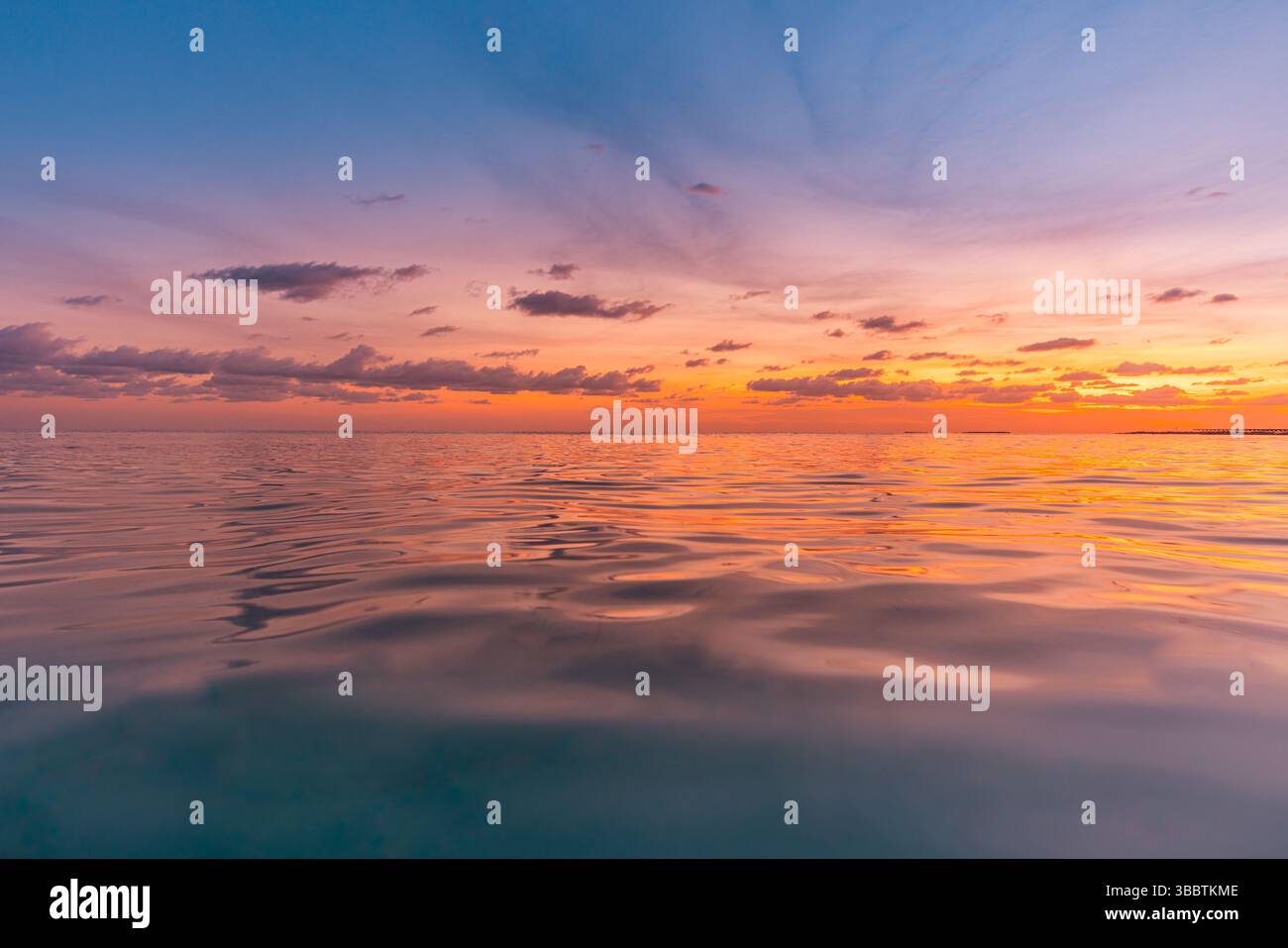 Sonnenuntergang Meereslandschaft mit ruhiger Wasseroberfläche friedlicher Himmel weiche Wolken inspirieren ruhige Atmosphäre Meditation Naturszene Entspannung Meereslandschaft Stockfoto