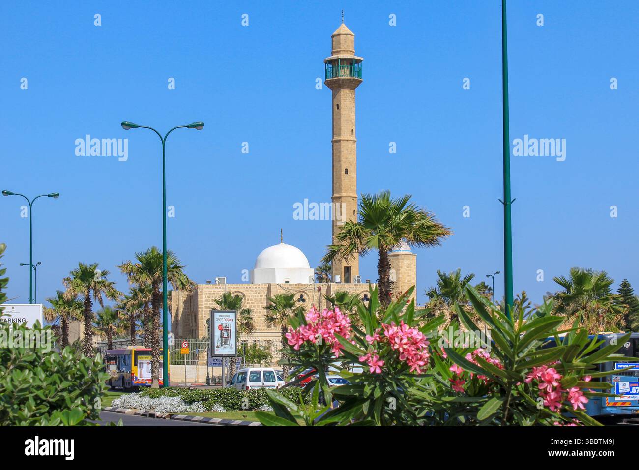 TEL AVIV, ISRAEL - 16. MAI 2011: Dies ist die Hassan Bek Moschee in Jaffa, die Anfang des 20. Jahrhunderts im osmanischen Stil erbaut wurde. Stockfoto