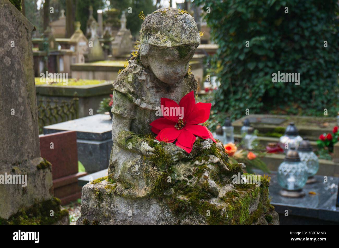 Rakowicki Friedhof. Monumentale, emotionale Grabskulptur. Kraków, Polen. Stockfoto