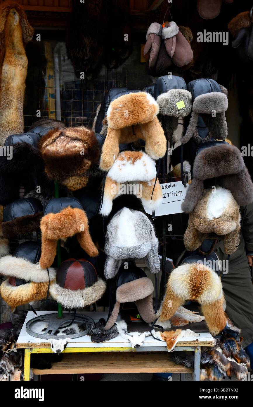 Reihen russischer Pelzhüte auf dem Central Market, Riga, Lettland. Stockfoto