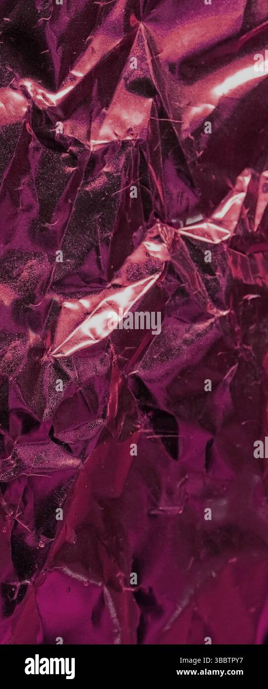 Vertikales gewelltes Metallic-Blatt in roten Tönen für Designer-Hintergründe. Hochauflösende Metallic-Textur Stockfoto
