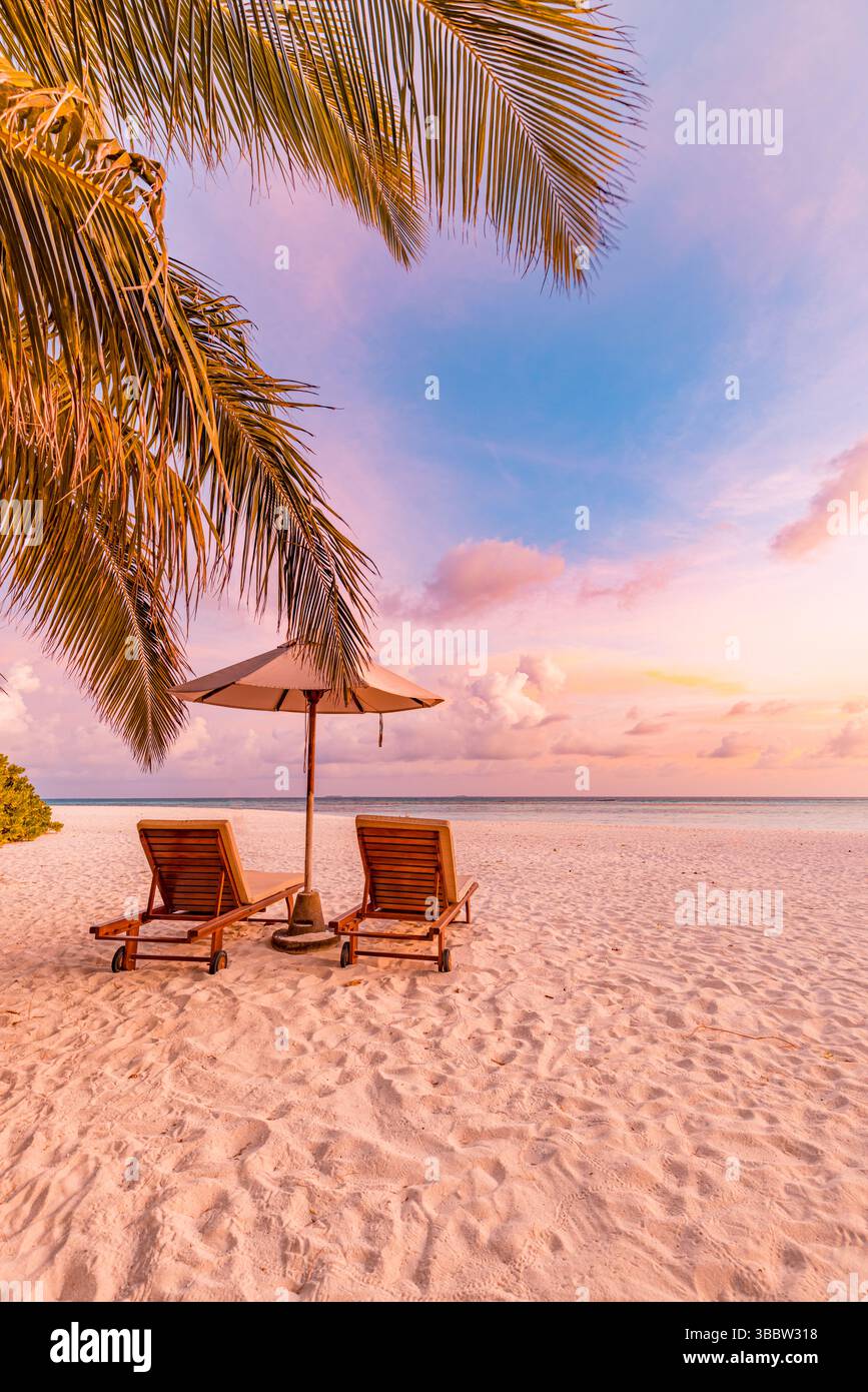 Romantisches Paar, das sich auf Liegen unter dem Sonnenschirm entspannt, liebt Flitterwochen-Vibes am tropischen Meer, friedliche Sommerferienszene mit bestem Meerblick Stockfoto