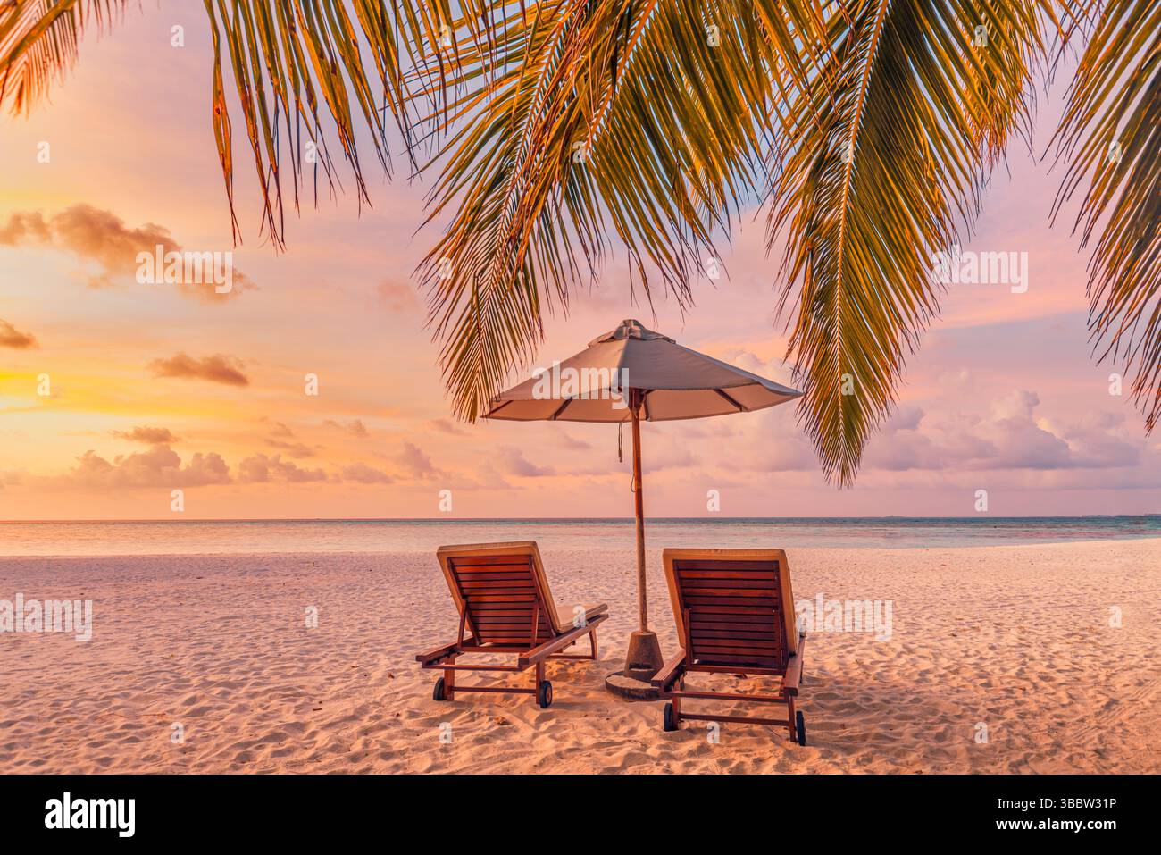 Romantisches Paar, das sich auf Liegen unter dem Sonnenschirm entspannt, liebt Flitterwochen-Vibes am tropischen Meer, friedliche Sommerferienszene mit bestem Meerblick Stockfoto