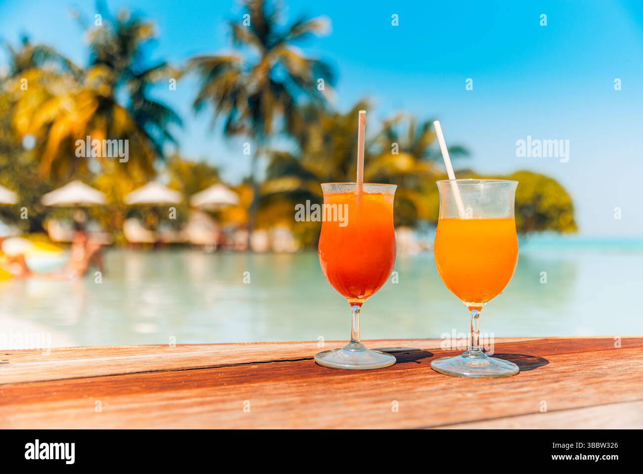 Farbenfrohe Cocktails am Pool während der Sommerferien, entspannende, ruhige Atmosphäre mit tropischen Getränken, fröhliche Urlaubsstimmung, Freizeitpartyspaß Stockfoto