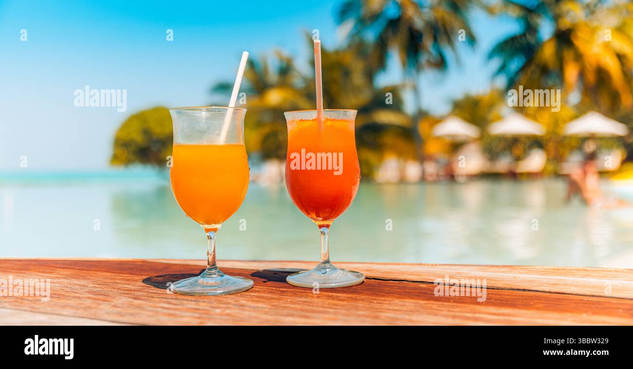 Farbenfrohe Cocktails am Pool während der Sommerferien, entspannende, ruhige Atmosphäre mit tropischen Getränken, fröhliche Urlaubsstimmung, Freizeitpartyspaß Stockfoto