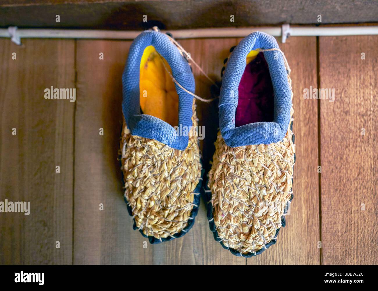 Retro-Bastschuhe hangen an der Wand Stockfoto