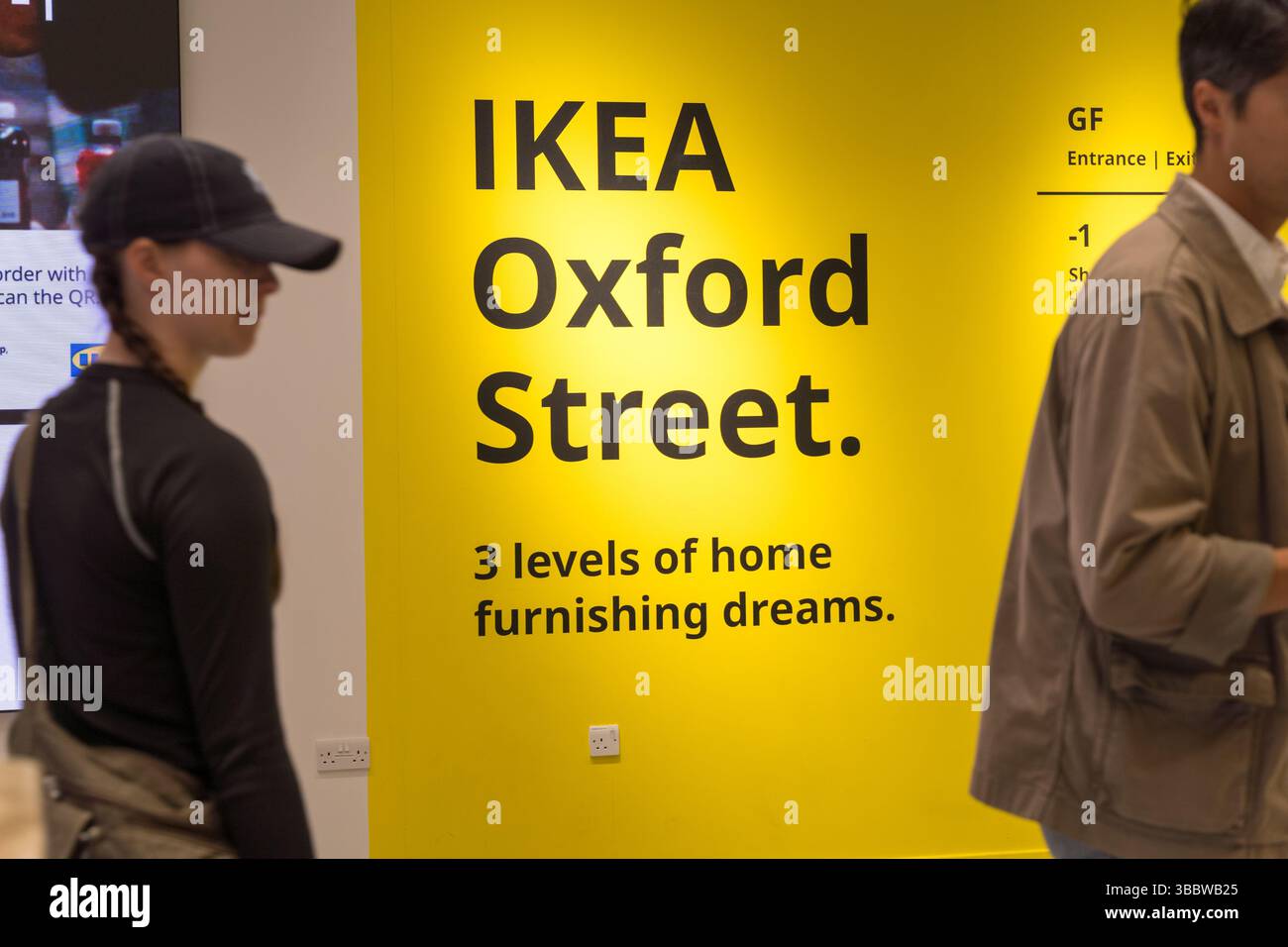 UK London: Die IKEA Oxford Street lädt Käufer ein, drei Etagen von Wohnraumträumen zu entdecken – stilvolle, erschwingliche Designs für jeden Raum und jedes Budget Stockfoto