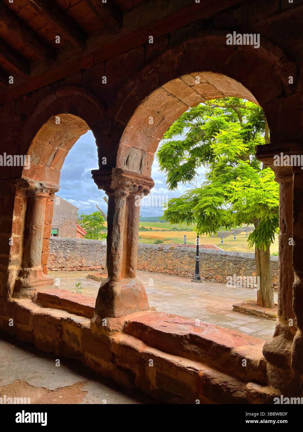Atrium der Kirche. Montejo de Tiermes, Provinz Soria, Castilla Leon, Spanien. - Smartphone-aufgenommenes Stockfoto