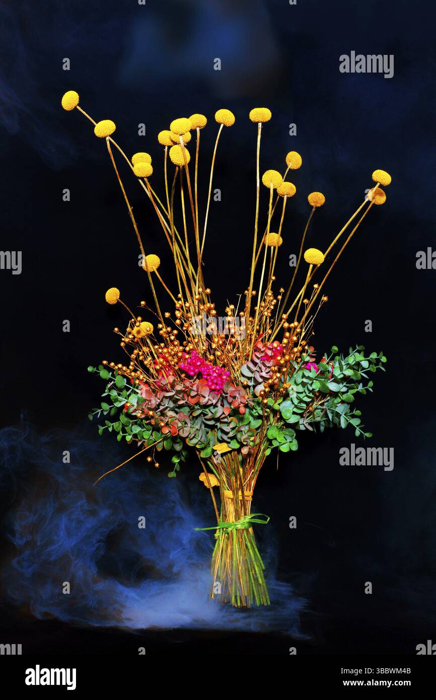 Bunter Blumenstrauß auf schwarzem Hintergrund, künstliche Intelligenz erzeugt Stockfoto