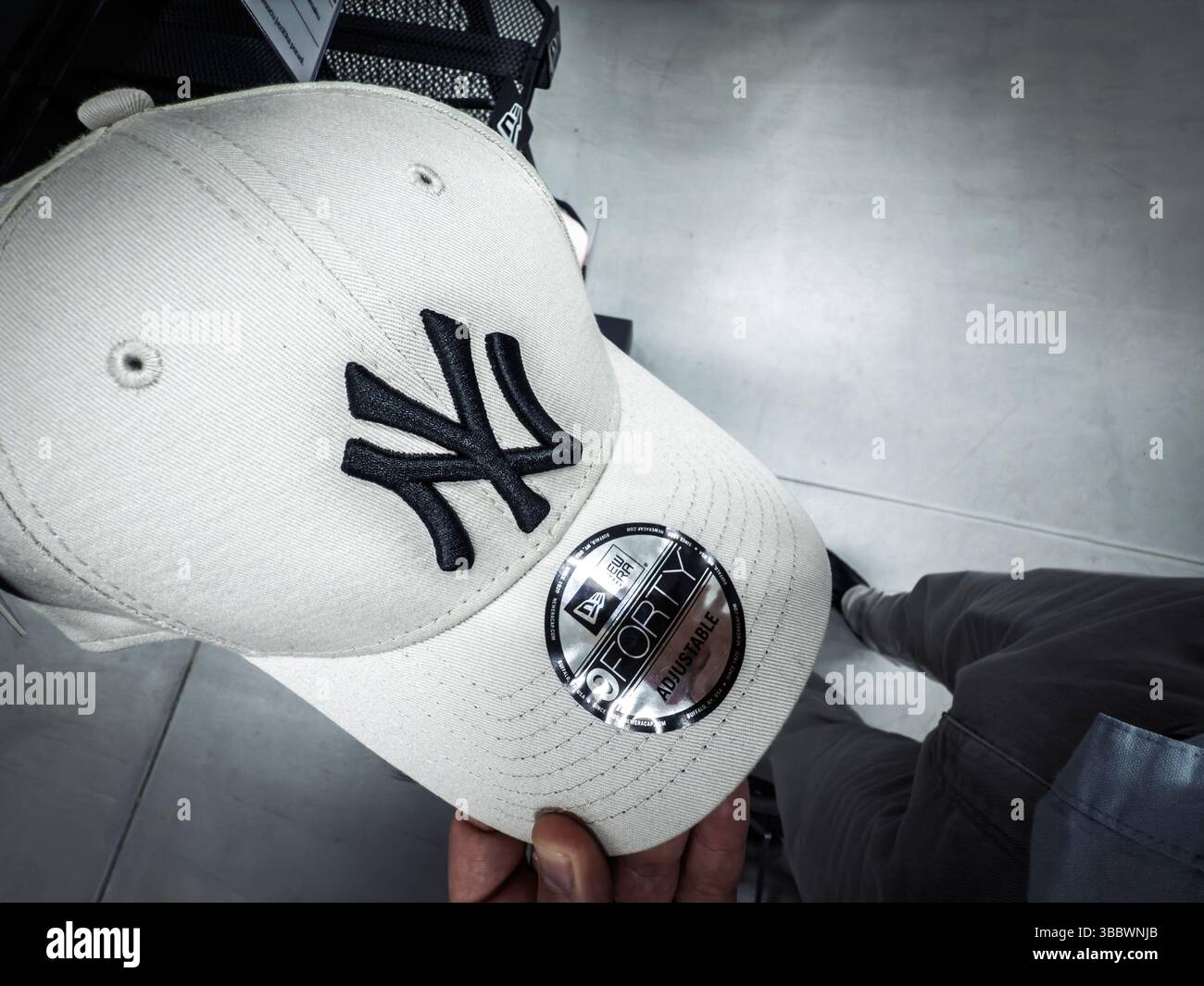 BELGRAD, SERBIEN - 22. MÄRZ 2025: New Era beige New York Yankees 9Forty verstellbare Cap in einem Sportgeschäft in Belgrad, serbien, mit dem Stockfoto