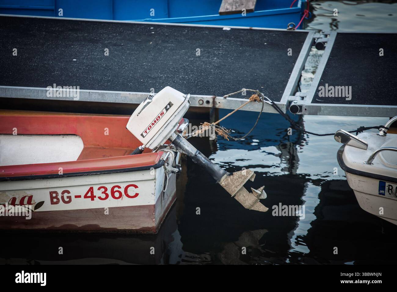 BELGRAD, SERBIEN - 22. MÄRZ 2025: Nahaufnahme eines Tomos 4 Außenbordmotors auf einem Motorboot neben einem schwimmenden Dock in belgrad, serbien Stockfoto