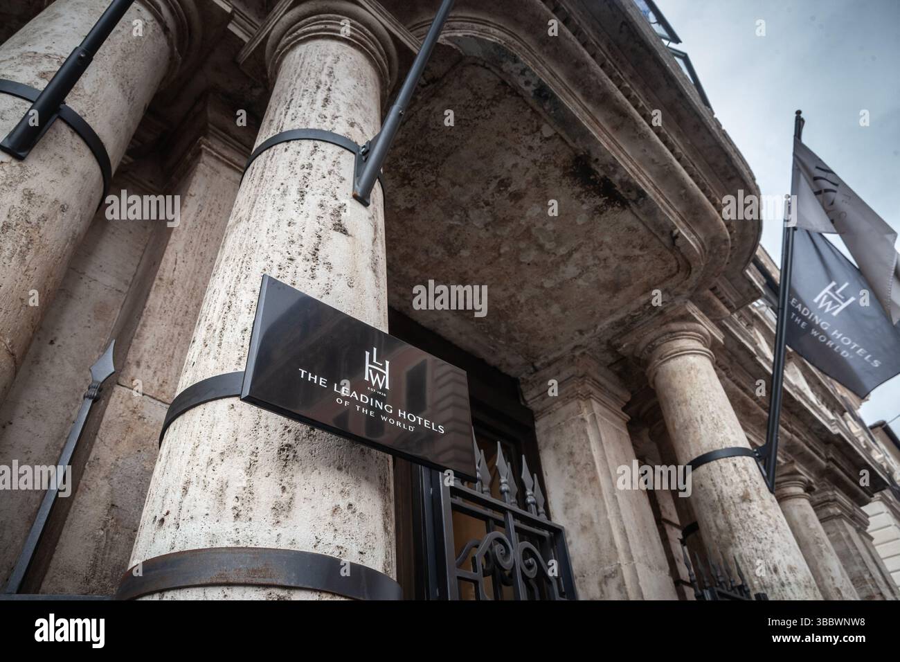 ROM, ITALIEN - 15. JANUAR 2025: Schild und Flagge für „die führenden Hotels der Welt“, markiert ein Luxushotel in Rom. LHW oder die führenden Hotels der W Stockfoto