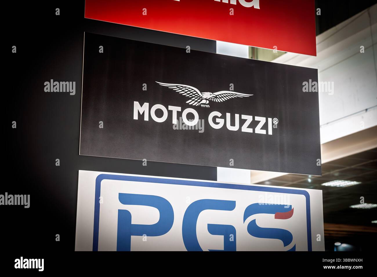 BELGRAD, SERBIEN - 22. MÄRZ 2025: Logo von Moto Guzzi vor ihrem Händler und Händler in Belgrad. Moto Guzzi ist Teil von Piaggio und italiener Stockfoto