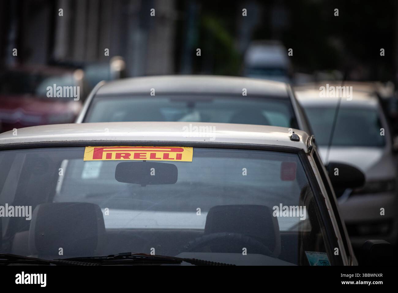 BELGRAD, SERBIEN - 22. MÄRZ 2025: Ein gelber Pirelli-Aufkleber auf einem veralteten Kompaktwagen in Belgrad, Serbien. Pirelli ist ein italienischer Reifenhersteller. Stockfoto