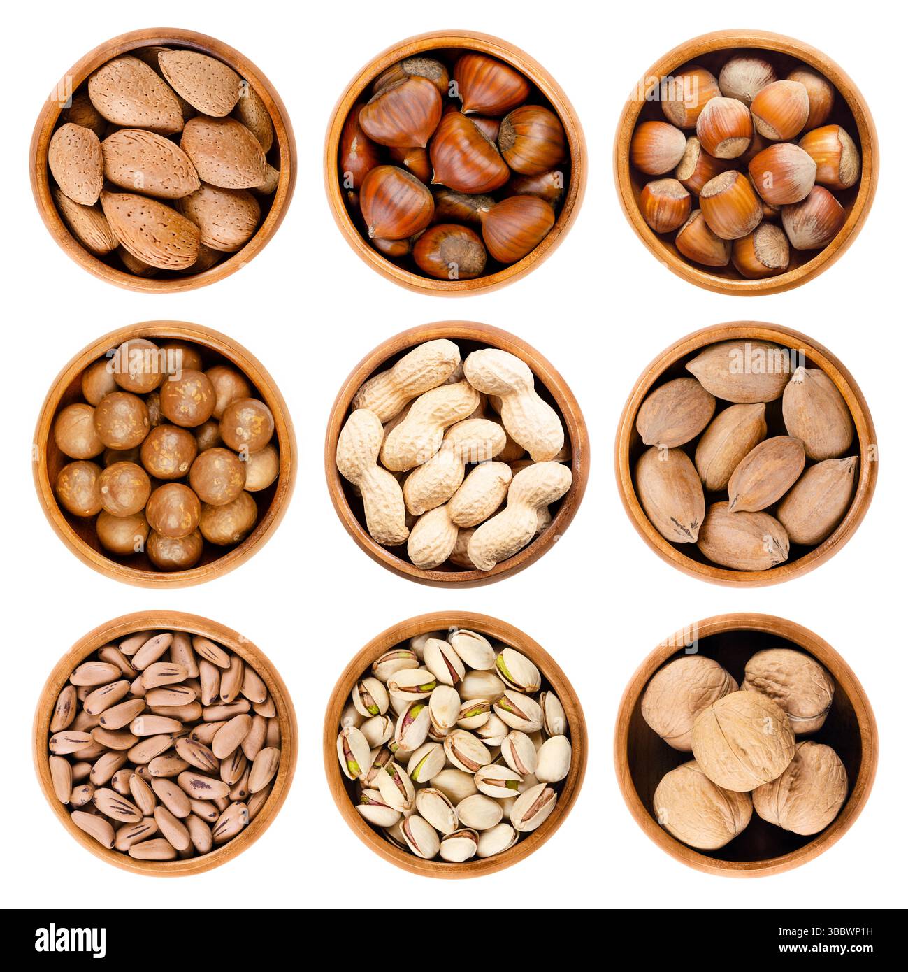 Ungeschälte Nüsse in Holzschüsseln. Mandeln, süße Kastanien und Haselnüsse, Macadamias, Erdnüsse, und Pekannüsse, Pinienkerne, Pistazien und Walnüsse. Stockfoto