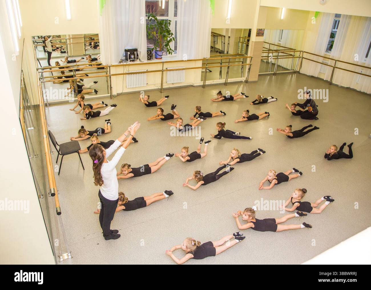 moskau, russland, 18.10.2016 Eine Gruppe von Kindern ist in einem Tanzstudio und übt ihre Tanzbewegungen. Der Lehrer beobachtet sie und sorgt dafür, dass sie sich vergewissern Stockfoto