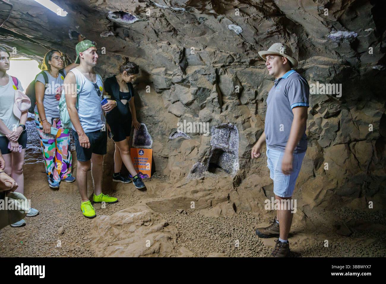 Iguazu, Misiones, Argentinien - 5. Mai 2025: Reiseleiter und Touristen in den Wanda-Minen. Stockfoto