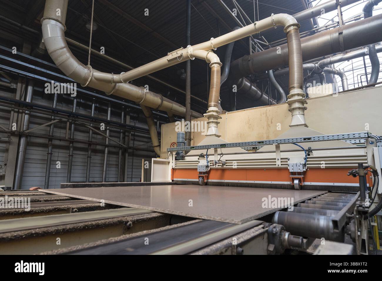 Fragment der technologischen Anlage in der Spanplattenfabrik Stockfoto
