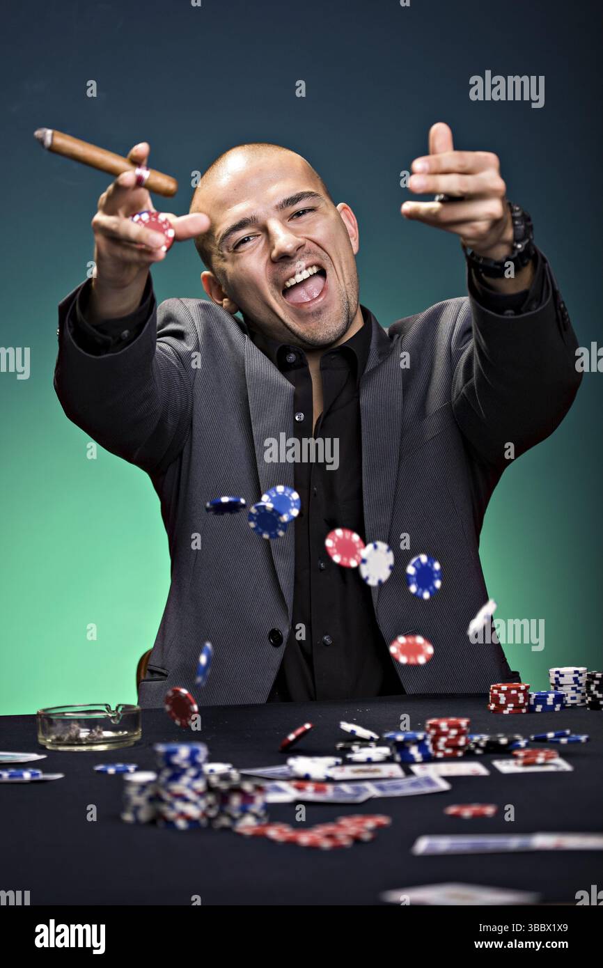 Ein junger Mann, der Poker spielt Stockfoto