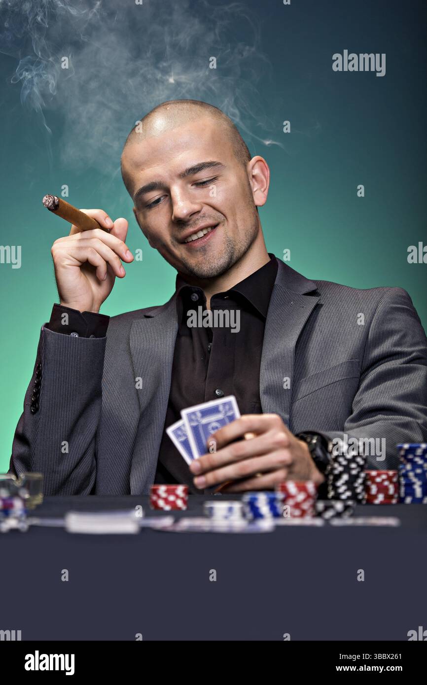 Ein junger Mann, der Poker spielt Stockfoto