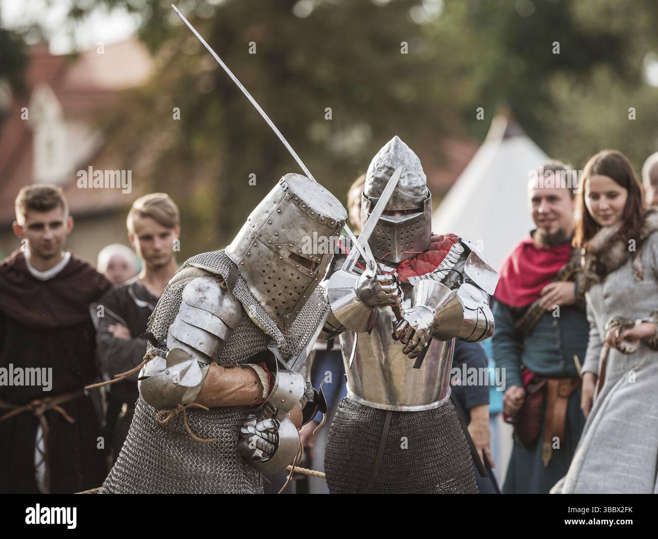 LUBIAZ, POLEN - 25. AUGUST 2018: Klosterbelagerung - historische Inszenierung. Ritterturnier Stockfoto