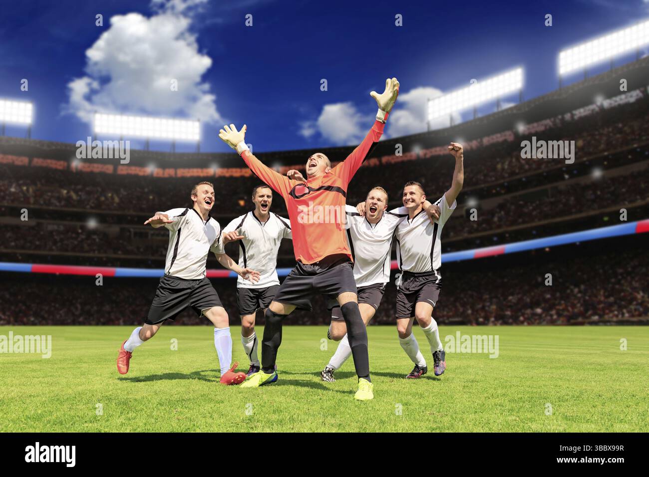 Szenen aus einem Fußball- oder Fußballspiel mit jubelnden männlichen Spielern Stockfoto